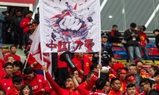 关于庆祝冠军产生，球迷狂欢现场的信息