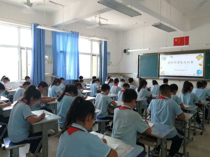 参赛选手争分夺秒，演绎激烈竞技！