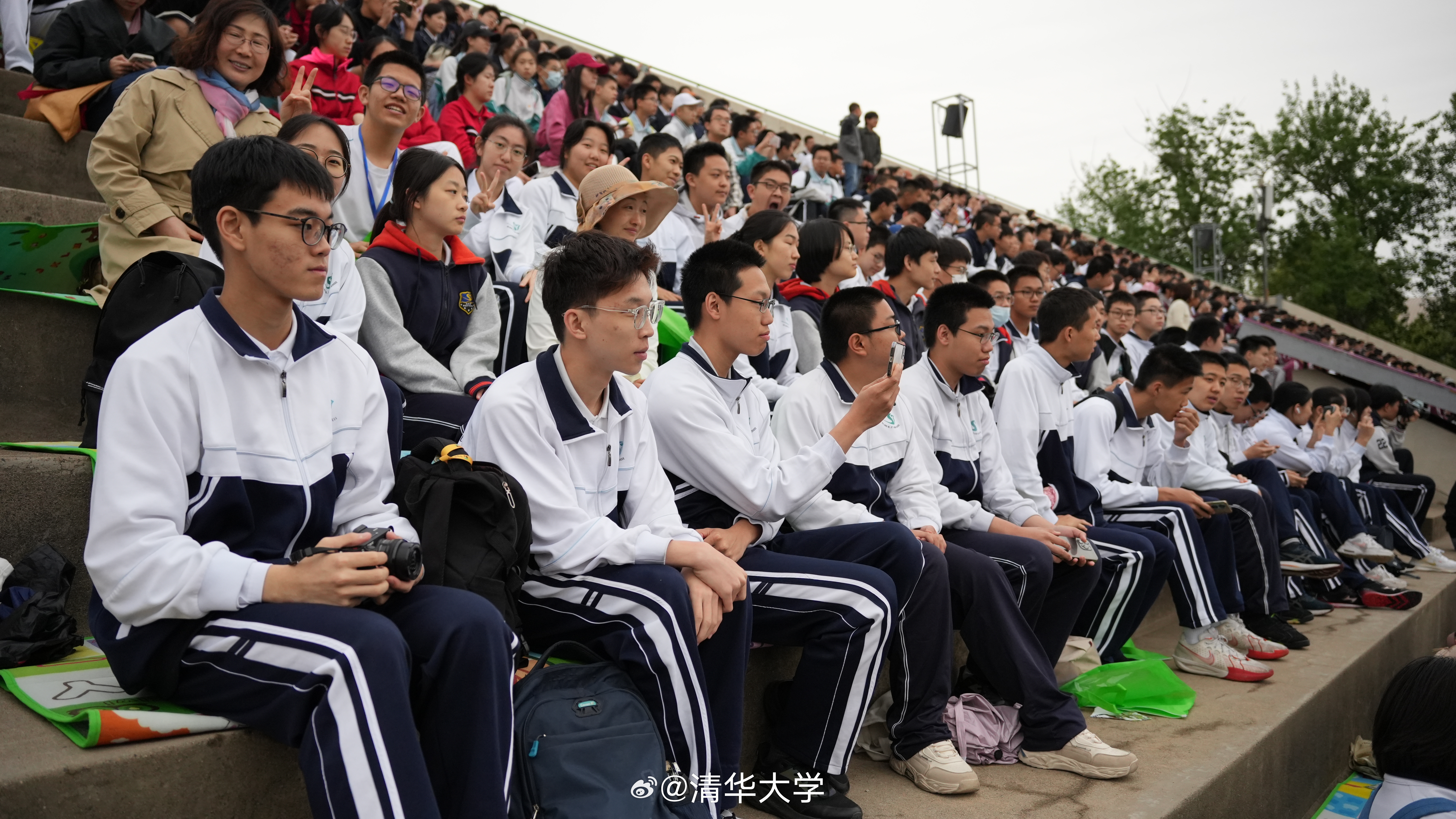 体育比赛中的精彩瞬间深深打动观众